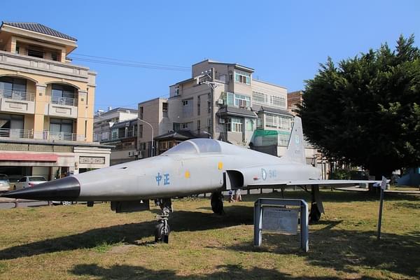 草坪上的「f-5e」中正号战术战斗机,拥有尖锐的鼻头,属轻型战机系列