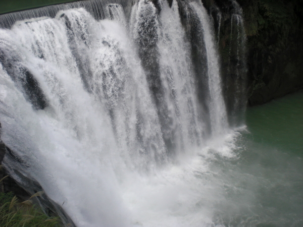 十分瀑布：放寬心~澎湃洶湧的十分大瀑布