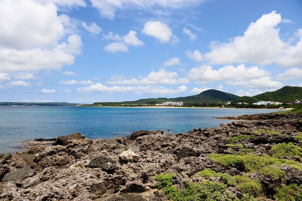 地形景觀特殊, 漫遊其間巴士海峽可盡收眼簾, 遍覽鵝鑾鼻燈塔,貓