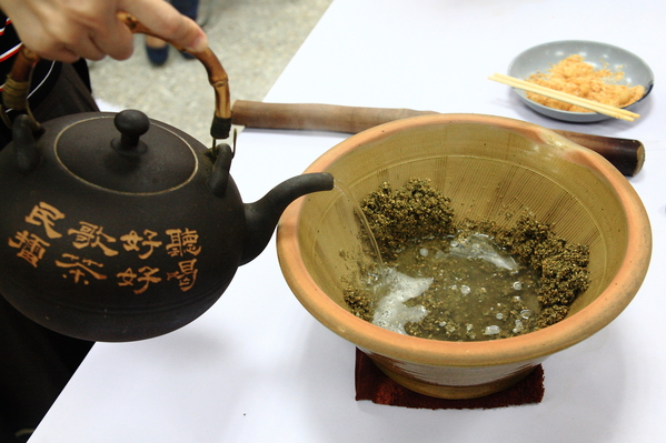 來訪北埔必吃的擂茶料理,客家擂茶喝的好處多多又健康,來訪北埔農會尋寶,客家擂茶教學,好喝diy擂茶分享,市集,老街