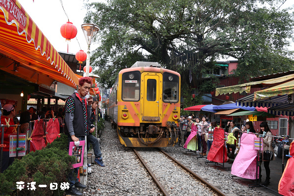 鐵道旅行 平溪線一日遊 遊老街放天燈 十分 平溪 菁桐 輕旅行