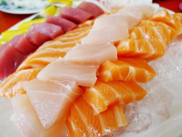 福哥海鮮小吃部：【屏東】福哥海鮮小吃部．後壁湖最美的風景:$5生魚片．桑尼瘦不了