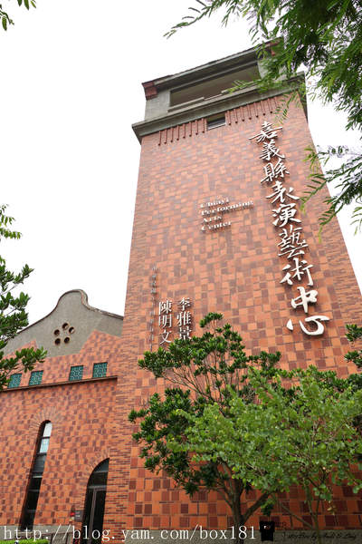 嘉義 民雄 閩南式風 26684 的主建築 戶外荷花池環繞的水榭舞台 嘉義縣表演藝術中心 原稱民雄演藝廳 輕旅行