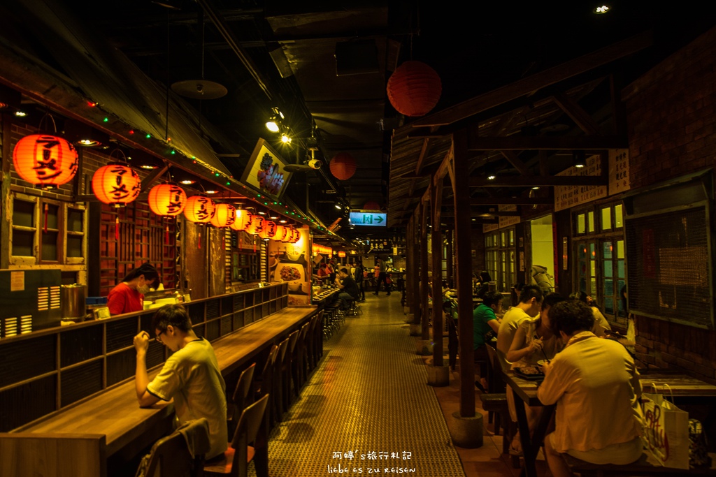 Taichung 台中 西屯 大遠百主題美食街 威 斯 台灣老街 好萊塢和日本江戶 彷彿置身在異國街頭 輕旅行