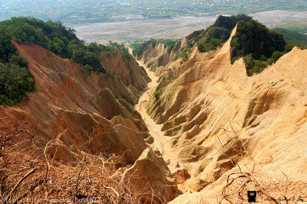 苗栗 三義 熊熊烈火正在燃燒 惡地火炎山 亂石谷 自然保留區 火炎山步道 輕旅行