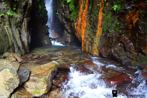 南投 仁愛 浪漫唯美武界秘境瀑布 摩摩納爾瀑布 摩摩納爾步道 橘色岩壁 冰涼又清澈的溪水 輕旅行