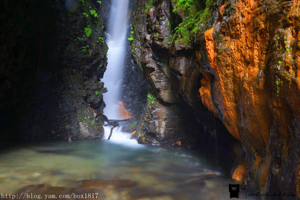 南投 仁愛 浪漫唯美武界秘境瀑布 摩摩納爾瀑布 摩摩納爾步道 橘色岩壁 冰涼又清澈的溪水 輕旅行