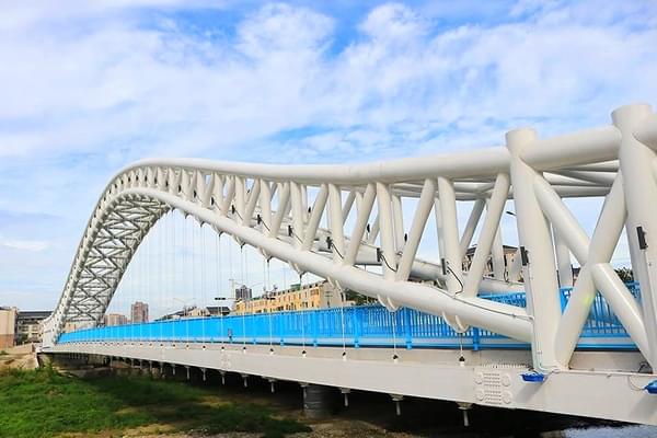 【台中】海天桥~纯白色的桥身,白天,黑夜的海天桥给人有不同的感受