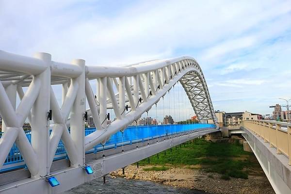 【台中】海天桥~纯白色的桥身,白天,黑夜的海天桥给人有不同的感受